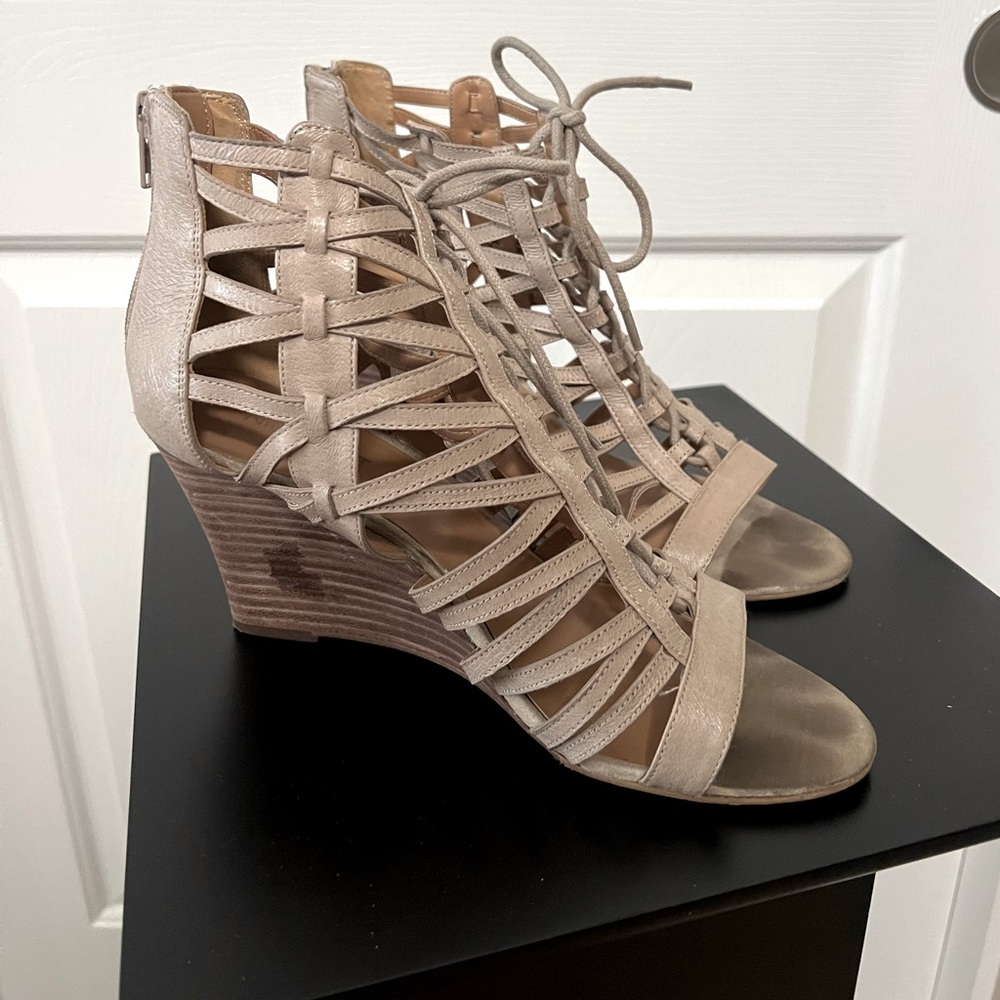 Nine West Bone colored wedged heel, size 8